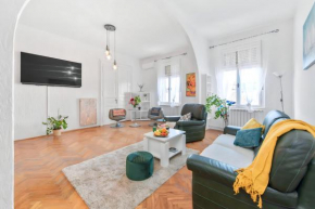 The Grand Mansion Residence on La Guardia